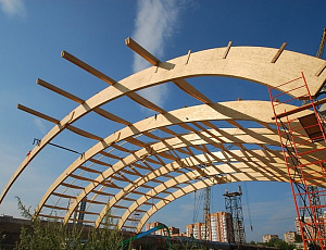 «Строительство легкоатлетического манежа МГСУ  в Москве – 2012 г. Несущие клееные деревянные арки покрытия   защищены Belinka Toplasur UV  plus».