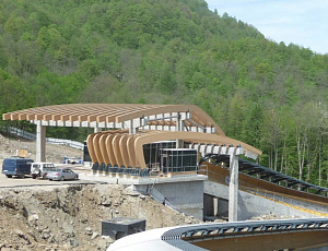 Строительство санно-бобслейной трассы в г. Сочи.  2012 г. Несущие конструкции каркаса навеса над сооружениями  защищены Belinka Toplasur UV  plus