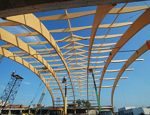 Строительство легкоатлетического манежа МГСУ  в Москве – 2012 г.  Несущие клееные деревянные арки покрытия   защищены  Belinka Toplasur UV  plus